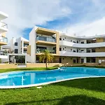 T2 In With Rooftop Terrace & Pool Apartment