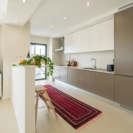 T2 In With Rooftop Terrace & Pool Apartment *